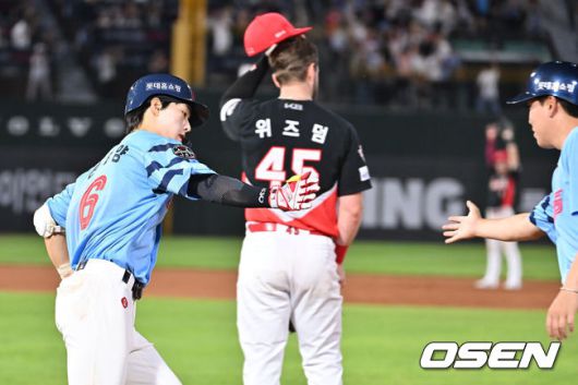 [OSEN=부산, 이석우 기자] 7일 부산 사직야구장에서 2025 신한 SOL 뱅크 KBO 리그 롯데 자이언츠와 KIA 타이거즈의 경기가 열렸다. 홈팀 롯데는 이민석이, 방문팀 KIA는 양현종이 선발 출전했다.롯데 자이언츠 한태양이 6회말 2사 1,3루 좌월 3점 홈런을 치고 그라운드를 돌고 있다. 2025.08.07 / foto0307@osen.co.kr