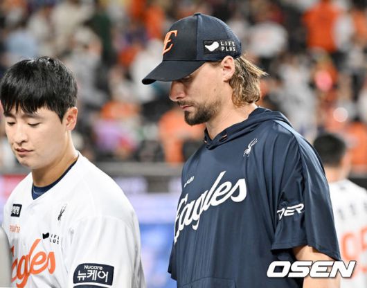 [OSEN=대전, 민경훈 기자] 7일 대전 한화생명볼파크에서 ‘2025 신한 SOL Bank KBO리그’ 한화 이글스와 KT 위즈의 경기가 열렸다. 이 경기에서 KT는 강백호의 9회 역전 홈런에 힘입어 한화에 5-4 역전승을 거뒀다. 2승1패 위닝시리즈를 따낸 KT는 52승51패4무(승률 .505)를 마크했다.60승40패3무(승률 .600)가 된 한화는 이날 잠실 두산전을 승리한 LG(63승41패2무 승률 .606)에 다시 1위 자리를 내주며 2위로 내려앉았다.경기를 마치고 한화 와이스가 아쉬워하고 있다. 2025.08.07 / rumi@osen.co.kr