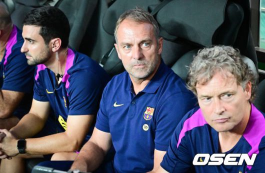 [OSEN=서울월드컵경기장, 박준형 기자] 완패다. 그만큼 라리가 챔피언 FC 바르셀로나가 진지하게 경기에 나서 한국 팬들을 감동시켰다.바르셀로나는31일 오후 8시 서울월드컵경기장에서 K리그1 FC서울과 맞대결서 7-3으로 완승응 거뒀다. 이날 바르셀로나는 주전으로 나선 전반에 3골, 로테이션을 가동한후반에 4골을 넣으면서 남다른 화력을 뽐내면서 한국 팬들에게 강한 인상을 남겼다.경기 앞서 FC바르셀로나 한지 플릭 감독이 그라운드를 바라보고 있다.    2025.07.31 / soul1014@osen.co.kr