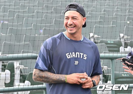 [OSEN=부산, 이석우 기자] 8일 부산 사직야구장에서 2025 신한 SOL 뱅크 KBO 리그 롯데 자이언츠와 SSG 랜더스의 경기가 열린다. 홈팀 롯데는 나균안이, 방문팀 SSG는 최민준이 선발 출전한다.롯데 자이언츠 새 외국인 투수 벨라스퀘즈가 사직야구장에서 김원중과 얘기를 하고 있다. 2025.08.08 / foto0307@osen.co.kr