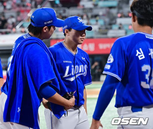 [OSEN=수원, 박준형 기자] 8일 오후 수원 KT위즈파크에서 ‘2025 신한 SOL BANK KBO리그’ KT 위즈와 삼성 라이온즈의 경기가 진행됐다.이날 KT는 소형준을, 삼성은 원태인을 선발투수로 내세웠다.8회말 이닝종료 후 삼성 원태인 선발투수가 KT 공격을 막은 배찬승을 맞이하고 있다.  2025.08.08 / soul1014@osen.co.kr