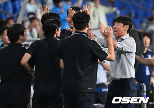 [OSEN=울산, 이석우 기자] 9일 울산 문수축구경기장에서 하나은행 K리그1 2025 울산 HD와 제주SK의 경기가 열렸다.  신태용 감독이 울산 HD 데뷔전이자 13년 만의 K리그 복귀 경기에 나섰다. 울산 HD 신태용 감독이 루빅손의 골이 성공하자 기뻐하고 있다. 2025.08.09 / foto0307@osen.co.kr