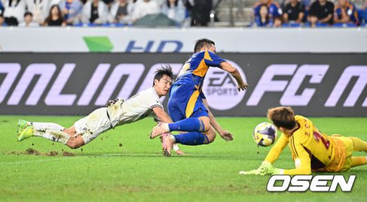 [OSEN=울산, 이석우 기자] 9일 울산 문수축구경기장에서 하나은행 K리그1 2025 울산 HD와 제주SK의 경기가 열렸다.  신태용 감독이 울산 HD 데뷔전이자 13년 만의 K리그 복귀 경기에 나섰다. 제주SK FC 안현범이 울산 HD 정승현의 마크를 피해 왼발 슛을 시도했으나 조현우 골키퍼에게 막히고 있다. 2025.08.09 / foto0307@osen.co.kr