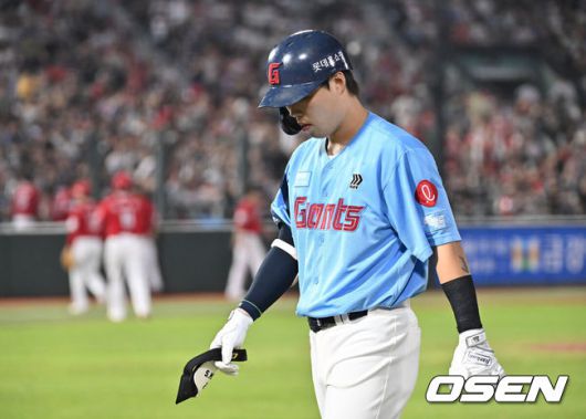 [OSEN=부산, 이석우 기자] 8일 부산 사직야구장에서 2025 신한 SOL 뱅크 KBO 리그 롯데 자이언츠와 SSG 랜더스의 경기가 열렸다. 홈팀 롯데는 나균안이, 방문팀 SSG는 최민준이 선발 출전했다.롯데 자이언츠 고승민이 5회말 2사 만루 좌익수 플라이 아웃으로 물러나고 있다. 2025.08.08 / foto0307@osen.co.kr