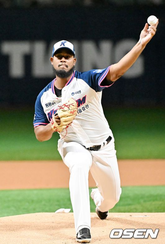 [OSEN=고척, 민경훈 기자] 9일 오후 서울 고척스카이돔에서 ‘2025 신한 SOL Bank KBO리그’ 키움 히어로즈와 두산 베어스의 경기가 열렸다.키움은 메르세데스, 두산은 최민석을 선발로 내세웠다.키움 선발 메르세데스가 마운드 위에서 힘차게 공을 뿌리고 있다. 2025.08.09 / rumi@osen.co.kr