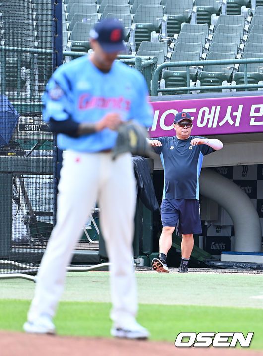 [OSEN=부산, 이석우 기자] 10일 부산 사직야구장에서 2025 신한 SOL 뱅크 KBO 리그 롯데 자이언츠와 SSG 랜더스의 경기가 열린다. 홈팀 롯데는 박세웅이, 방문팀 SSG는 김건우가 선발 출전한다.롯데 자이언츠 김태형 감독이 새 외국인 투수 벨라스케즈의 마운드 투구 훈련을 지켜보고 있다. 2025.08.10 / foto0307@osen.co.kr