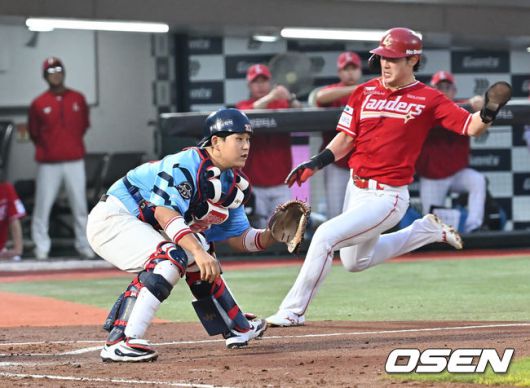 [OSEN=부산, 이석우 기자] 8일 부산 사직야구장에서 2025 신한 SOL 뱅크 KBO 리그 롯데 자이언츠와 SSG 랜더스의 경기가 열렸다. 홈팀 롯데는 나균안이, 방문팀 SSG는 최민준이 선발 출전했다.SSG 랜더스 최지훈이 3회초 1사 1,2루 박성한의 우익수 앞 1타점 안타때 득점을 올리고 있다. 2025.08.08 / foto0307@osen.co.kr