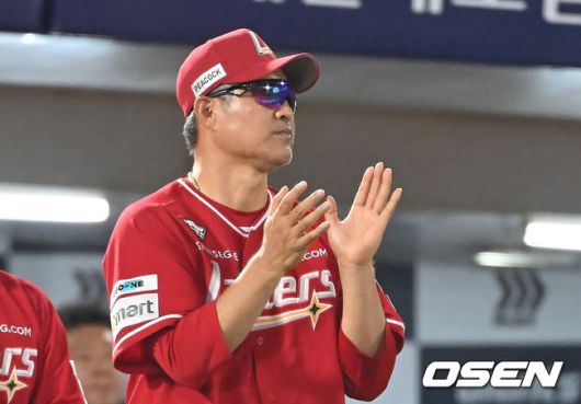 [OSEN=부산, 이석우 기자] 10일 부산 사직야구장에서 2025 신한 SOL 뱅크 KBO 리그 롯데 자이언츠와 SSG 랜더스의 경기가 열렸다. 홈팀 롯데는 박세웅이, 방문팀 SSG는 김건우가 선발 출전했다.SSG 랜더스 이숭용 감독이 롯데 자이언츠에 10-1로 승리한 후 기쁨을 나누고 있다. 2025.08.10 / foto0307@osen.co.kr