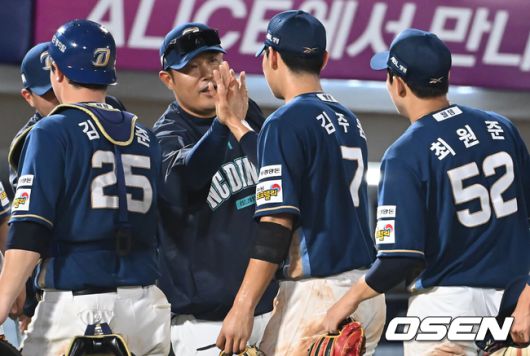 [OSEN=부산, 이석우 기자] 30일 부산 사직야구장에서 2025 신한 SOL 뱅크 KBO 리그 롯데 자이언츠와 NC 다이노스의 경기가 열렸다.홈팀 롯데는 감보아가, 방문팀 NC는 목지훈이 선발 출전했다.NC 다이노스 이호준 감독이 롯데 자이언츠에 9-4로 승리한 후 김주원과 기쁨을 나누고 있다. 2025.07.30 / foto0307@osen.co.kr