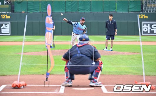 [OSEN=부산, 이석우 기자] 10일 부산 사직야구장에서 2025 신한 SOL 뱅크 KBO 리그 롯데 자이언츠와 SSG 랜더스의 경기가 열린다. 홈팀 롯데는 박세웅이, 방문팀 SSG는 김건우가 선발 출전한다.롯데 자이언츠 새 외국인 투수 벨라스케즈가 사직야구장 마운드에 올라 투구를 하고 있다. 2025.08.10 / foto0307@osen.co.kr