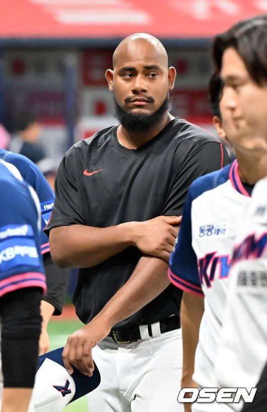 [OSEN=고척, 민경훈 기자] 9일 오후 서울 고척스카이돔에서 ‘2025 신한 SOL Bank KBO리그’ 키움 히어로즈와 두산 베어스의 경기가 열렸다.이 경기에서 두산이 8회초 강승호의 투런 홈런에 힘입어 키움에 6-4 역전승을 거뒀다. 두산은 2연승을 달리며 45승 57패 5무를 기록했다.경기를 마치고 키움 메르세데스가 아쉬운 표정을 짓고 있다. 2025.08.09 / rumi@osen.co.kr