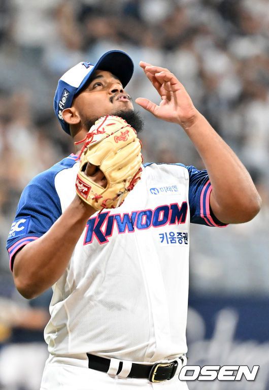[OSEN=고척, 민경훈 기자] 9일 오후 서울 고척스카이돔에서 ‘2025 신한 SOL Bank KBO리그’ 키움 히어로즈와 두산 베어스의 경기가 열렸다.키움은 메르세데스, 두산은 최민석을 선발로 내세웠다.키움 선발 메르세데스가 1회초를 마친 후 세리머니를 하고 있다. 2025.08.09 / rumi@osen.co.kr