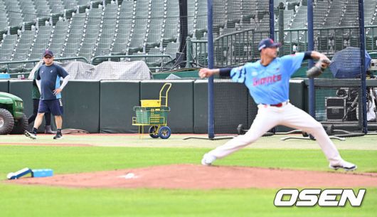 [OSEN=부산, 이석우 기자] 10일 부산 사직야구장에서 2025 신한 SOL 뱅크 KBO 리그 롯데 자이언츠와 SSG 랜더스의 경기가 열린다. 홈팀 롯데는 박세웅이, 방문팀 SSG는 김건우가 선발 출전한다.롯데 자이언츠 김태형 감독이 새 외국인 투수 벨라스케즈의 마운드 투구 훈련을 지켜보고 있다. 2025.08.10 / foto0307@osen.co.kr