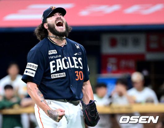 [OSEN=고척, 최규한 기자] 4일 서울 고척스카이돔에서 ‘2025 신한 SOL Bank KBO리그’ 키움 히어로즈와 한화 이글스의 경기가 열렸다.홈팀 키움은 라울 알칸타라, 방문팀 한화는 코디 폰세를 선발로 내세웠다.5회말 키움 공격을 무실점으로 막아낸 한화 선발 폰세가 포효하고 있다. 2025.07.04 / dreamer@osen.co.kr