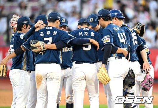 [OSEN=수원, 이대선 기자] 프로야구 NC 다이노스가 치열한 투수전에서 승리하며 주말 3연전에서 1승 1패를 나눠가졌다. NC는 22일 수원 KT위즈파크에서 열린 ‘2025 신한은행 SOL Bank KBO리그’ KT 위즈와의 경기에서 2-0으로 승리했다. 이날 승리로 주말 3연전에서 우천취소 1경기와 1승 1패를 거두고 홈구장으로 돌아가게 됐다.경기 종료 후 NC 선수들이 승리의 기쁨을 나누고 있다. 2025.06.22 /sunday@osen.co.kr