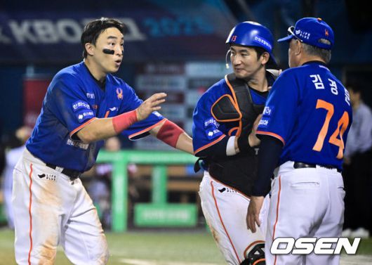 [OSEN=잠실, 조은정 기자]프로야구 한화 이글스가LG 트윈스를 꺾고 3연패에서 탈출했다.한화 10일 서울 잠실구장에서 2025 KBO리그 LG와 경기에서 5-4로 승리했다. 3연패를 끊은 한화는 1위 LG와 승차를 2경기 차이로 좁혔다. 트레이드 이적생 손아섭이 3타수 1안타 1볼넷 2타점 1득점으로 활약했다. 리베라토는 희생플라이로만 2타점을 올렸다.한화 손아섭이 김경문 감독과 승리를 기뻐하고 있다. 2025.08.10 /cej@osen.co.kr