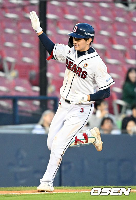 [OSEN=잠실, 조은정 기자] 22일 오후 서울 잠실야구장에서 ‘2023 신한은행 SOL KBO리그’ 두산 베어스와 KT 위즈의 경기가 열렸다.7회말 1사 두산 안재석이 달아나는 좌월 솔로 홈런을 날린 후 베이스를 돌고 있다. 2023.04.22 /cej@osen.co.kr