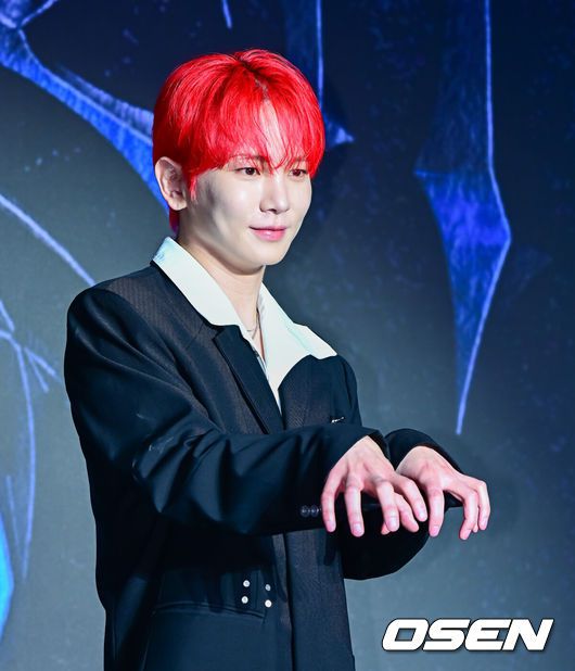 [OSEN=지형준 기자] 11일 서울 광진구 자양동 풀만 앰배서더 서울 이스트폴 브로드웨이에서 샤이니 키 정규 3집 'HUNTER' 발매 기념 기자간담회가 열렸다.‘HUNTER’는2022년8월 정규2집‘Gasoline’(가솔린)이후3년 만에 발표되는 키의 새 정규 앨범이자‘나’와‘자아’에 대한 다양한 이야기를 전반에 녹여낸 앨범으로,타이틀 곡‘HUNTER’를 포함한 다채로운 장르의 총10곡으로 구성됐다.샤이니 키가 포토타임을 하고 있다. 2025.08.11 / jpnews@osen.co.kr