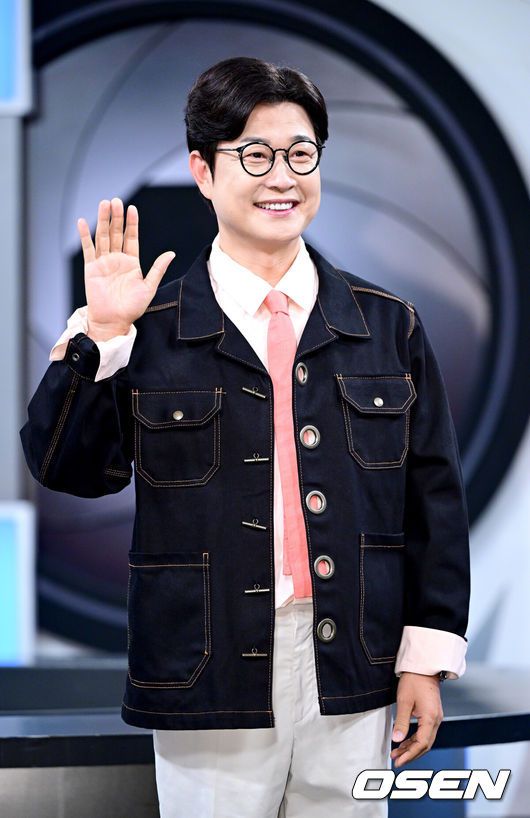 [OSEN=최규한 기자] 11일 오후 경기도 고양시 MBC 드림센터 녹화 스튜디오에서 MBC에브리원 ‘히든아이’ 1주년 기자간담회가 열렸다.‘히든아이’는 CCTV, 바디캠, 블랙박스 등 다양한 영상을 통해 사건, 사고를 분석하는 범죄 분석 코멘터리 쇼이다.방송인 김성주가 포토타임을 하고 있다. 2025.08.11 / dreamer@osen.co.kr