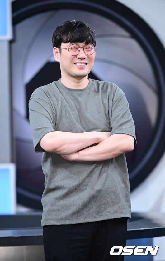 [OSEN=최규한 기자] 11일 오후 경기도 고양시 MBC 드림센터 녹화 스튜디오에서 MBC에브리원 ‘히든아이’ 1주년 기자간담회가 열렸다.‘히든아이’는 CCTV, 바디캠, 블랙박스 등 다양한 영상을 통해 사건, 사고를 분석하는 범죄 분석 코멘터리 쇼이다.황성규 PD가 포토타임을 하고 있다. 2025.08.11 / dreamer@osen.co.kr