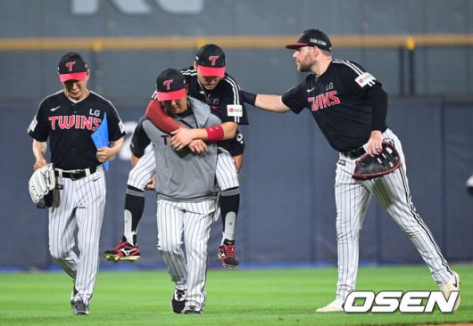 [OSEN=수원, 최규한 기자] 12일 경기도 수원 KT위즈파크에서 ‘2025 신한 SOL Bank KBO리그’ KT 위즈와 LG 트윈스의 경기가 열렸다.홈팀 KT는 오원석, 방문팀 LG는 앤더스 톨허스트를 선발로 내세웠다.8회말 2사 1, 2루 상황 KT 오윤석의 추격의 2타점 3루타 때 LG 중견수 박해민이 타구를 쫓다 부상으로 교체됐다. 박해민을 다독이는 오스틴.. 2025.08.12 / dreamer@osen.co.kr