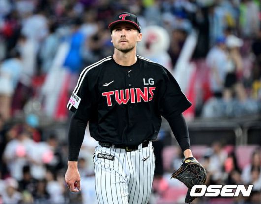 [OSEN=수원, 최규한 기자] 12일 경기도 수원 KT위즈파크에서 ‘2025 신한 SOL Bank KBO리그’ KT 위즈와 LG 트윈스의 경기가 열렸다.홈팀 KT는 오원석, 방문팀 LG는 앤더스 톨허스트를 선발로 내세웠다.4회말 KT 공격을 삼자범퇴로 막아낸 LG 선발 앤더스 톨허스트가 더그아웃으로 향하고 있다. 2025.08.12 / dreamer@osen.co.kr