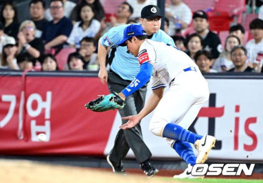 [OSEN=수원, 최규한 기자] 12일 경기도 수원 KT위즈파크에서 ‘2025 신한 SOL Bank KBO리그’ KT 위즈와 LG 트윈스의 경기가 열렸다.홈팀 KT는 오원석, 방문팀 LG는 앤더스 톨허스트를 선발로 내세웠다.7회초 1사 2루 상황 LG 신민재의 내야 땅볼 때 KT 1루수 황재균이  포구 실책을 범하고 있다. 2025.08.12 / dreamer@osen.co.kr