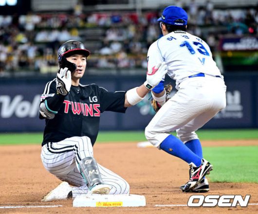 [OSEN=수원, 최규한 기자] 12일 경기도 수원 KT위즈파크에서 ‘2025 신한 SOL Bank KBO리그’ KT 위즈와 LG 트윈스의 경기가 열렸다.홈팀 KT는 오원석, 방문팀 LG는 앤더스 톨허스트를 선발로 내세웠다.5회초 1사 1루 상황 LG 신민재가 달아나는 1타점 3루타를 치고 3루에 슬라이딩 해 세이프되고 있다. 2025.08.12 / dreamer@osen.co.kr