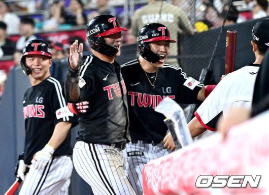 [OSEN=수원, 최규한 기자] 12일 경기도 수원 KT위즈파크에서 ‘2025 신한 SOL Bank KBO리그’ KT 위즈와 LG 트윈스의 경기가 열렸다.홈팀 KT는 오원석, 방문팀 LG는 앤더스 톨허스트를 선발로 내세웠다.8회초 1사 만루 상황 LG 박해민이 달아나는 1타점 희생플라이를 날린 뒤 득점에 성공한 오지환과 기뻐하고 있다. 2025.08.12 / dreamer@osen.co.kr