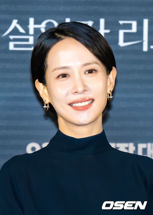 [OSEN=박준형 기자] 12일 오전 서울 용산아이파크몰 내 용산 CGV에서 영화 '살인자 리포트'(감독 조영준) 제작보고회가 진행됐다.‘살인자 리포트’는 특종에 목마른 베테랑 기자 선주(조여정 분)에게 정신과 의사 영훈(정성일 분)이 연쇄살인을 고백하는 인터뷰를 요청하면서 벌어지는 이야기를 다룬 작품으로, 조여정과 정성일 두 베테랑 배우의 숨 막힐 정도로 치열한 연기 대결을 예고하며 기대감을 모으고 있다.배우 조여정이 미소 짓고 있다.      2025.08.12 / soul1014@osen.co.kr