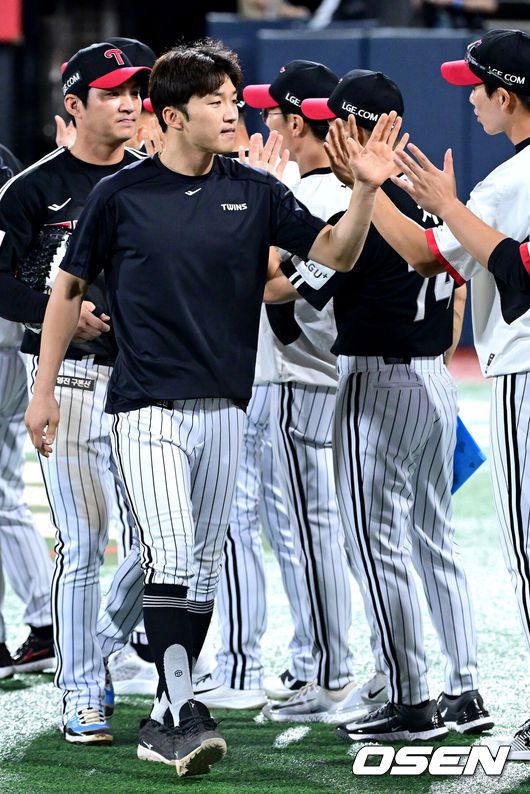 [OSEN=수원, 최규한 기자] 프로야구 LG 트윈스가 우승의 마지막 퍼즐을 찾았다. 새 외국인 투수가 완벽한 데뷔전을 치르며 승리를 이끌었다.LG는 10일 수원 KT위즈파크에서 열린 2025 KBO리그 KT 위즈와 경기에서 11-2로 승리했다.LG의 새 외국인 투수 톨허스트는 KBO리그 데뷔전에서 완벽투를 뽐냈다. 7이닝 동안 77구를 던지며 2피안타 7탈삼진 무실점으로 승리 투수가 됐다.경기를 마치고 승리한 LG 박해민을 비롯한 선수들이 인사를 나누고 있다. 2025.08.12 / dreamer@osen.co.kr