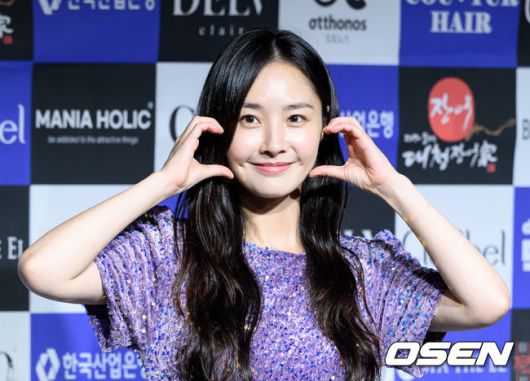 [OSEN=이대선 기자] 13일 오후 서울 종로구 대학로 대학로 아트하우스에서 연극 '서울의 별' 프레스콜 및 기자간담회가 열렸다. 배우희가 취재진 앞에서 포즈를 취하고 있다.