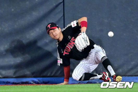 [OSEN=수원, 최규한 기자] 12일 경기도 수원 KT위즈파크에서 ‘2025 신한 SOL Bank KBO리그’ KT 위즈와 LG 트윈스의 경기가 열렸다.홈팀 KT는 오원석, 방문팀 LG는 앤더스 톨허스트를 선발로 내세웠다.8회말 2사 1, 2루 상황 KT 오윤석의 추격의 2타점 3루타 때 LG 중견수 박해민이 타구를 쫓으며 몸을 날리다 넘어지며 얼굴을 찡그리고 있다. 이후 불편함을 느껴 교체. 2025.08.12 / dreamer@osen.co.kr