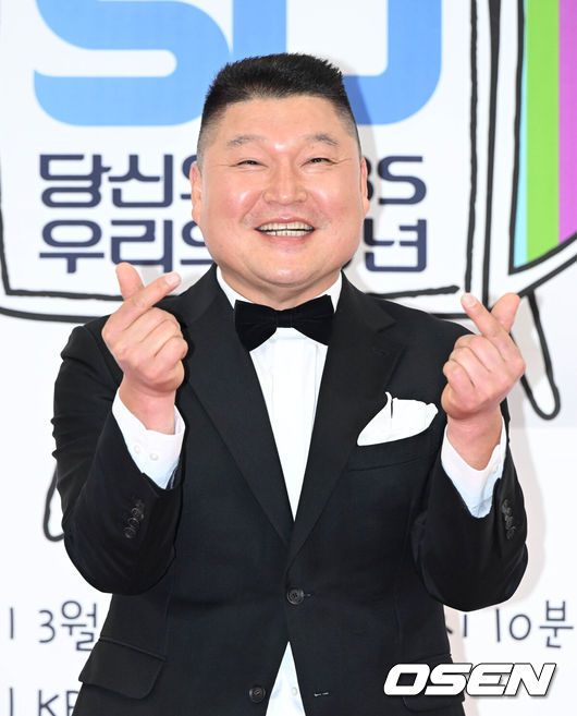 [OSEN=조은정 기자]3일 오후 서울 영등포구 KBS홀에서 공영방송 50주년 특집 '당신의 KBS, 우리의 50년' 레드카펫 행사가 열렸다.방송인 강호동이 포즈를 취하고 있다. 2023.03.03 /cej@osen.co.kr
