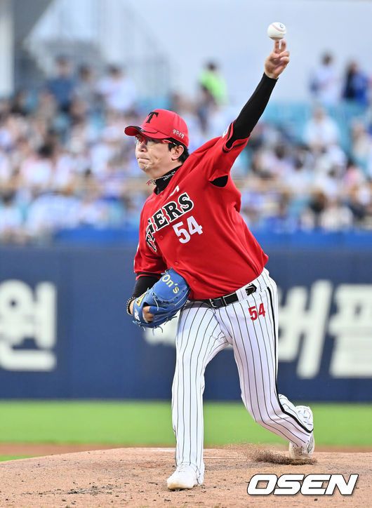 [OSEN=대구, 이석우 기자] 14일 대구삼성라이온즈파크에서 2025 신한 SOL 뱅크 KBO 리그 삼성 라이온즈와 KIA 타이거즈의 경기가 열렸다. 홈팀 삼성은 원태인이, 방문팀 KIA는 양현종이 선발 출전했다. KIA 타이거즈 선발 투수 양현종이 역투하고 있다. 2025.08.14 / foto0307@osen.co.kr