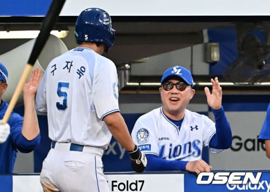 [OSEN=대구, 이석우 기자] 14일 대구삼성라이온즈파크에서 2025 신한 SOL 뱅크 KBO 리그 삼성 라이온즈와 KIA 타이거즈의 경기가 열렸다. 홈팀 삼성은 원태인이, 방문팀 KIA는 양현종이 선발 출전했다. 삼성 라이온즈 구자욱이 3회말 무사 3루 김헌곤의 2루수 왼쪽 1타점 내야 안타때 득점을 올리고 박진만 감독의 축하를 받고 있다. 2025.08.14 / foto0307@osen.co.kr