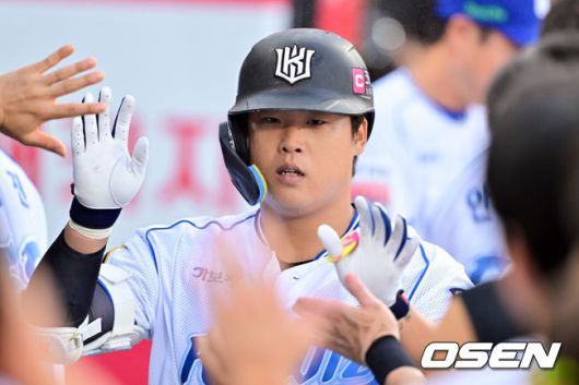 [OSEN=수원, 박준형 기자] 8일 오후 수원 KT위즈파크에서 ‘2025 신한 SOL BANK KBO리그’ KT 위즈와 삼성 라이온즈의 경기가 진행됐다.이날 KT는 소형준을, 삼성은 원태인을 선발투수로 내세웠다.2회말 KT 선두타자 강백호가 동점 솔로홈런을 날리고 동료들의 축하를 받고 있다.   2025.08.08 / soul1014@osen.co.kr