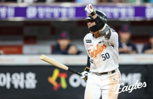 한화 이원석이 14일 대전 롯데전 연장 11회 2사 만루에서 끝내기 밀어내기 볼넷으로 5-4 승리를 이끈 뒤 환호하고 있다. /한화 이글스 제공