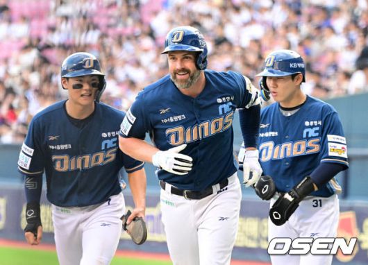 [OSEN=잠실, 지형준 기자] 12일 서울 잠실구장에서 ‘2025 신한 SOL Bank KBO리그’ 두산 베어스와 NC 다이노스의 경기가 열렸다.두산은 콜어빈, NC는 김녹원이 선발로 나섰다.1회초 1사 2,3루에서 NC 데이비슨이 선제 스리런포를 날리며 기뻐하고 있다. 데이비슨은 전 구단 상대 홈런을 달성했다. 2025.08.12 / jpnews@osen.co.kr