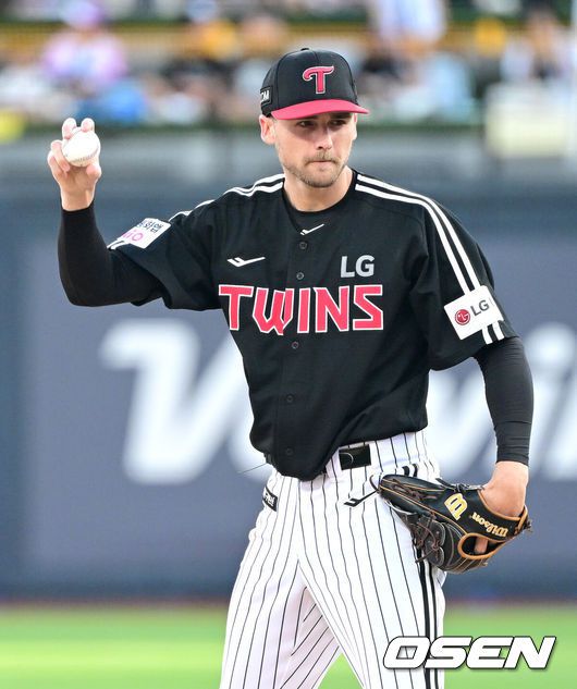 [OSEN=수원, 최규한 기자] 12일 경기도 수원 KT위즈파크에서 ‘2025 신한 SOL Bank KBO리그’ KT 위즈와 LG 트윈스의 경기가 열렸다.홈팀 KT는 오원석, 방문팀 LG는 앤더스 톨허스트를 선발로 내세웠다.1회말 LG 선발 앤더스 톨허스트가 투구를 준비하고 있다. 2025.08.12 / dreamer@osen.co.kr