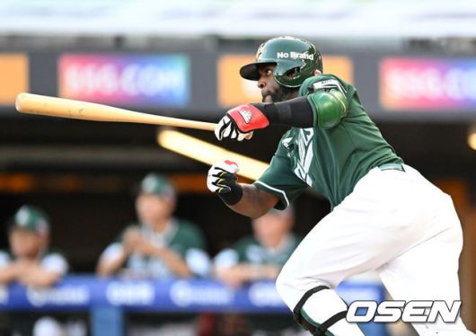 [OSEN=인천, 이대선 기자] 15일 오후 인천 SSG랜더스필드에서 2025 신한 SOL Bank KBO리그 SSG 랜더스와 LG 트윈스의 경기가 열렸다.SSG는 화이트, LG는 치리노스를 선발 투수로 내세웠다.3회말 1사 1,2루에서 SSG 에레디아가 좌중간 적시타를 치고 있다. 2025.08.15 /sunday@osen.co.kr