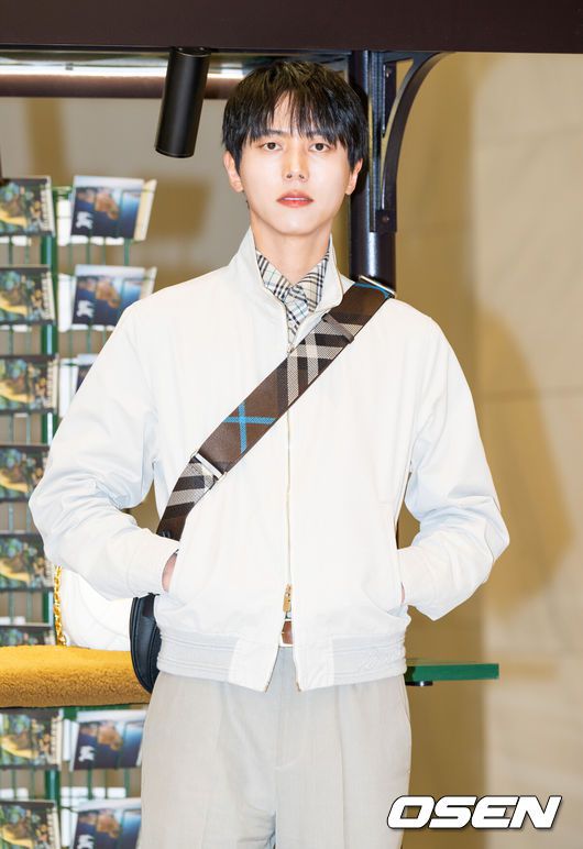 [OSEN=박준형 기자] 19일 오전 서울 여의도 더현대 서울에서 브랜드 버버리(BURBERRY)의 포토콜 행사가 진행됐다.이날 방송인 주우재과 배우 노정의, 가수 비비가 참석했다.방송인 주우재가 포즈를 취하고 있다.  2025.02.19 / soul1014@osen.co.kr