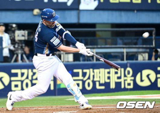 [OSEN=잠실, 최규한 기자] 14일 서울 잠실야구장에서 ‘2025 신한 SOL Bank KBO리그’ 두산 베어스와 NC 다이노스의 경기가 열렸다.홈팀 두산은 곽빈, 방문팀 NC는 라일리 톰슨을 선발로 내세웠다.3회초 1사 주자없는 상황 NC 데이비슨이 달아나는 좌중간 솔로포를 날리고 있다. 2025.08.14 / dreamer@osen.co.kr