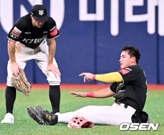 [OSEN=고척, 민경훈 기자] 15일 오후 서울 고척스카이돔에서 ‘2025 신한 SOL Bank KBO리그’ 키움 히어로즈와 KT 위즈의 경기가 열린다. 8회말 1사 주자 1루 키움 카디네스의 우익수 왼쪽 안타때 타구를 캐치하려던 KT 우익수 안현민이 발목에 고통을 호소하며 일어서지 못하고 있다. 025.08.15 / rumi@osen.co.kr