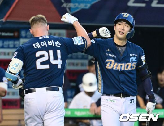 [OSEN=잠실, 최규한 기자] 14일 서울 잠실야구장에서 ‘2025 신한 SOL Bank KBO리그’ 두산 베어스와 NC 다이노스의 경기가 열렸다.홈팀 두산은 곽빈, 방문팀 NC는 라일리 톰슨을 선발로 내세웠다.3회초 1사 주자없는 상황 NC 데이비슨이 달아나는 좌중간 솔로포를 날리고 홈을 밟은 뒤 박건우와 인사를 나누고 있다. 2025.08.14 / dreamer@osen.co.kr