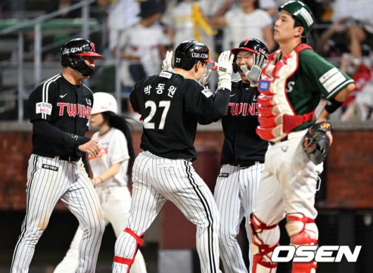 [OSEN=인천, 이대선 기자] 15일 오후 인천 SSG랜더스필드에서 2025 신한 SOL Bank KBO리그 SSG 랜더스와 LG 트윈스의 경기가 열렸다.SSG는 화이트, LG는 치리노스를 선발 투수로 내세웠다.8회초 2사 1,2루에서 LG 박동원이 좌월 스리런 홈런을 치고 홈에서 환호하고 있다. 2025.08.15 /sunday@osen.co.kr