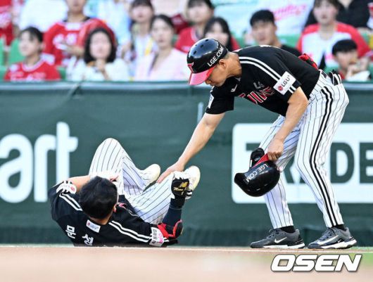 [OSEN=인천, 이대선 기자] 15일 오후 인천 SSG랜더스필드에서 2025 신한 SOL Bank KBO리그 SSG 랜더스와 LG 트윈스의 경기가 열렸다.SSG는 화이트, LG는 치리노스를 선발 투수로 내세웠다.4회초 무사에서 LG 문성주가 안타 후 주루 과정에서 SSG 1루수 오태곤과 충돌하며 고통스러워하고 있다. 2025.08.15 /sunday@osen.co.kr