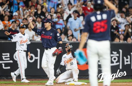 한화 이원석이 14일 대전 롯데전 8회 1사 2루에서 투수 정철원의 폭투 때 3루 진루에 성공했다. /한화 이글스 제공