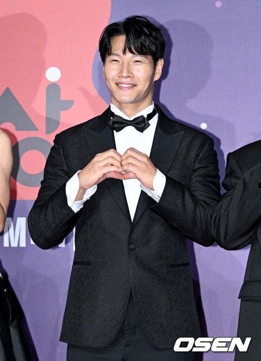 [OSEN=김성락 기자] 2일 오후 서울 서초구 더 리버사이드 호텔 강남에서 JTBC 예능 ‘택배는 몽골몽골’ 제작발표회가 열렸다. 방송인 김종국이 취재진을 향해 포즈를 취하고 있다. 2023.08.02 /ksl0919@osen.co.kr