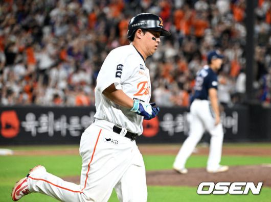 [OSEN=대전, 이대선 기자] 19일 오후 대전 한화생명볼파크에서 2025 신한 SOL Bank KBO리그 한화 이글스와 두산 베어스의 경기가 열렸다.한화는 와이스, 두산은 콜어빈을 선발로 내세웠다.5회말 무사에서 한화 노시환이 좌월 솔로 홈런을 치고 그라운드를 달리고 있다. 2025.08.19 /sunday@osen.co.kr